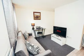 Snug 1 Bed Apartment in Derbyshire with Parking - Image 2