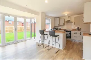 House-Sleeps 8-Parking-Garden - Image 2