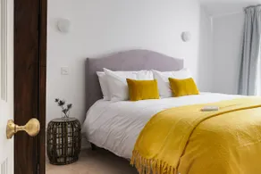 Coastal haven in Charlestown, gardens, sleeps 13 - Image 3