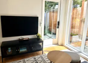 Bright + Modern Guesthouse - Image 4