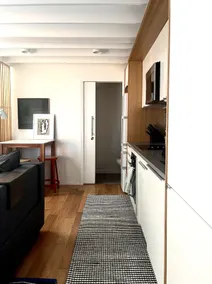 Bright + Modern Guesthouse - Image 5