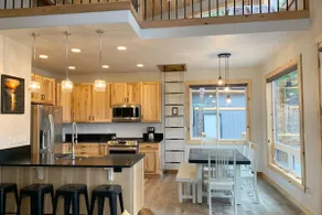 Custom Cabin: Prime location, hot tub & more - Image 3