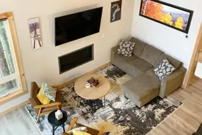 Custom Cabin: Prime location, hot tub & more - Image 5