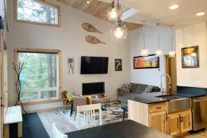 Custom Cabin: Prime location, hot tub & more - Image 2