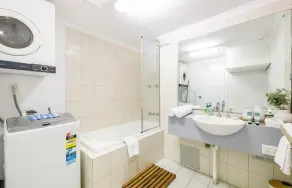 Calm on Cullen - 1 BRM, Ground floor, Pool Access - Image 4