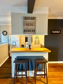 Charming Apartment in Downtown Alton - Image 3