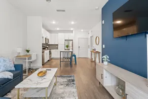 Trendy 1BR Apt|King Bed| Pool| Gym| Clse to BeachQ - Image 3