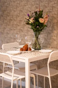 Apartamento de 2 quartos, de dois andares, recentemente renovado no centro de Tilburg, com uma cozinha de luxo, jardim partilhado e estacionamento gratuito nas proximidades. Ideal para famílias ou pequenos grupos. - Image 4