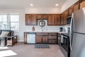 Clean & Bright 1-BR Condo near Broadway St (101) - Image 3