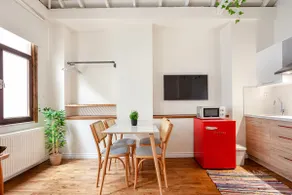 Apt. 4 People With High Ceilings - Image 3
