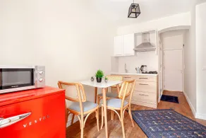 In Groundfloor Apt With Backyard - Image 3