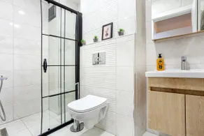 In Groundfloor Apt With Backyard - Image 5
