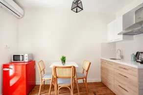In Groundfloor Apt With Backyard - Image 4