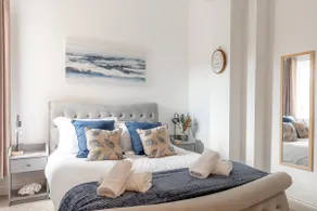Stylish Beach Townhouse · Parking · Ferry Discount - Image 2