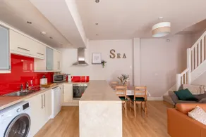 Stylish Beach Townhouse · Parking · Ferry Discount - Image 4