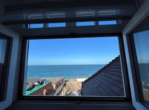 The sea in front - Image 2