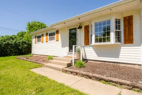 NEW LISTING—-UNION PIER PERFECTION—HOT TUB, FIRE PIT, WALK TO LAKE!! - Image 4