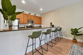 Trendy Retreat - Great Location - Fully Loaded - Image 5