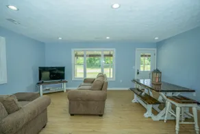 Farmhouse Retreat near Bennett Springs Park - Image 4