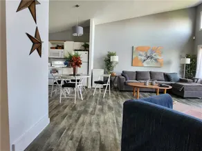 Cozy Family Waterfront Cottage - Image 5