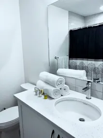 Cozy private suite - 12 minutes from the airport - Image 5