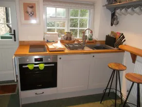 2-person thatched cottage near sea & pub - Image 5