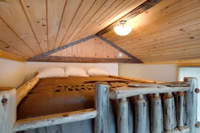 Deluxe Studio Cabin | Queen-over-Queen Bunk - Image 5