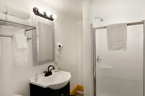 Deluxe Studio Cabin | Queen-over-Queen Bunk - Image 4
