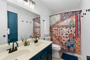 2 King Beds - Comal Hip Haven - Image 2
