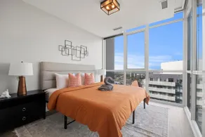 CN Tower Views, Indoor Pool & Gym Condo - Image 5