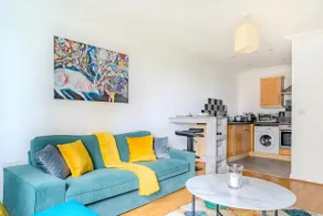 Modern Apartment in London - Image 2