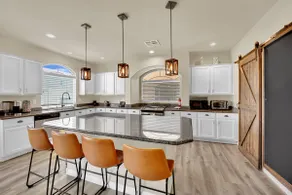 Wow ! 4000 sqft villa 2 Ensuite,2 Living rooms! - Image 3