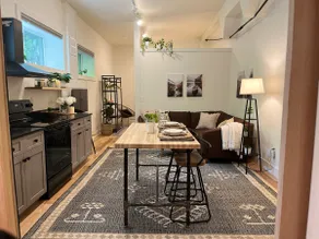 Romantic Getaway in Charming Downtown - Image 4