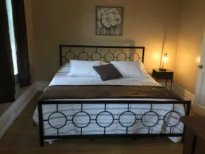 Walkable l 2 Beds - King & Full l Balcony & Air - Image 4