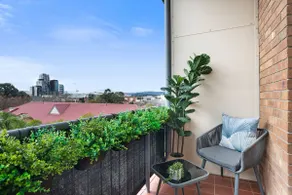 Stylish Urban Retreat on Eden - Image 4