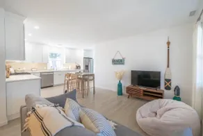 Modern, open plan, 200m to beach, pet friendly! - Image 2