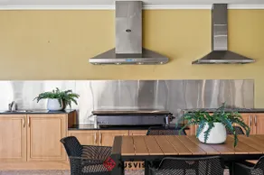 Perth Nr Airport Retreat-Heated Pool &BBQ-14 Pax - Image 4