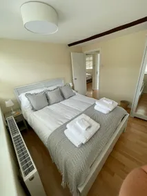 Fantastic Two Bedroom Courtyard Apartment - Image 2