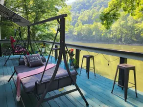 Hello ”Gorge”ous, Stay Awhile! Riverfront cabin! - Image 4