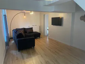 6 people in the center - Image 2