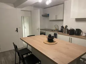 6 people in the center - Image 3