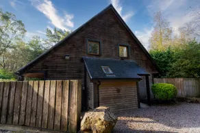 Norbury, woodland lodge with hot tub for 12 - Image 5