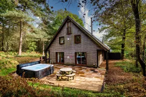 Stanton, woodland lodge with hot tub for 14 - Image 4