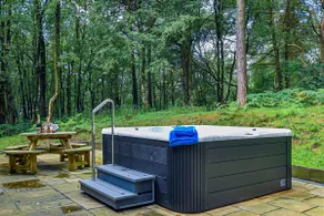 Stanton, woodland lodge with hot tub for 14 - Image 2