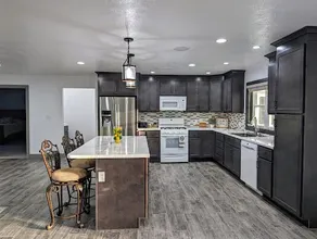 Charming, Woodside 6 Bed house w/ Hot Tub - Image 4