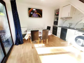 The Swans - Two-Bedroom City Centre House with Parking - Image 3
