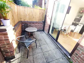 The Swans - Two-Bedroom City Centre House with Parking - Image 4