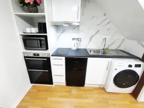 The Swans - Two-Bedroom City Centre House with Parking - Image 2