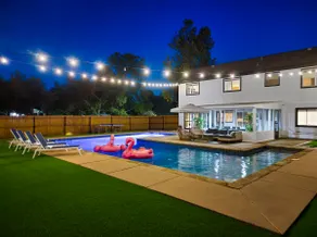The Backyard-Sleeps 12•Games•Fire Pit•Pet Friendly - Image 2