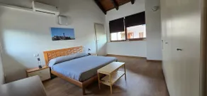 Detached 2-story house – free parking - Image 2